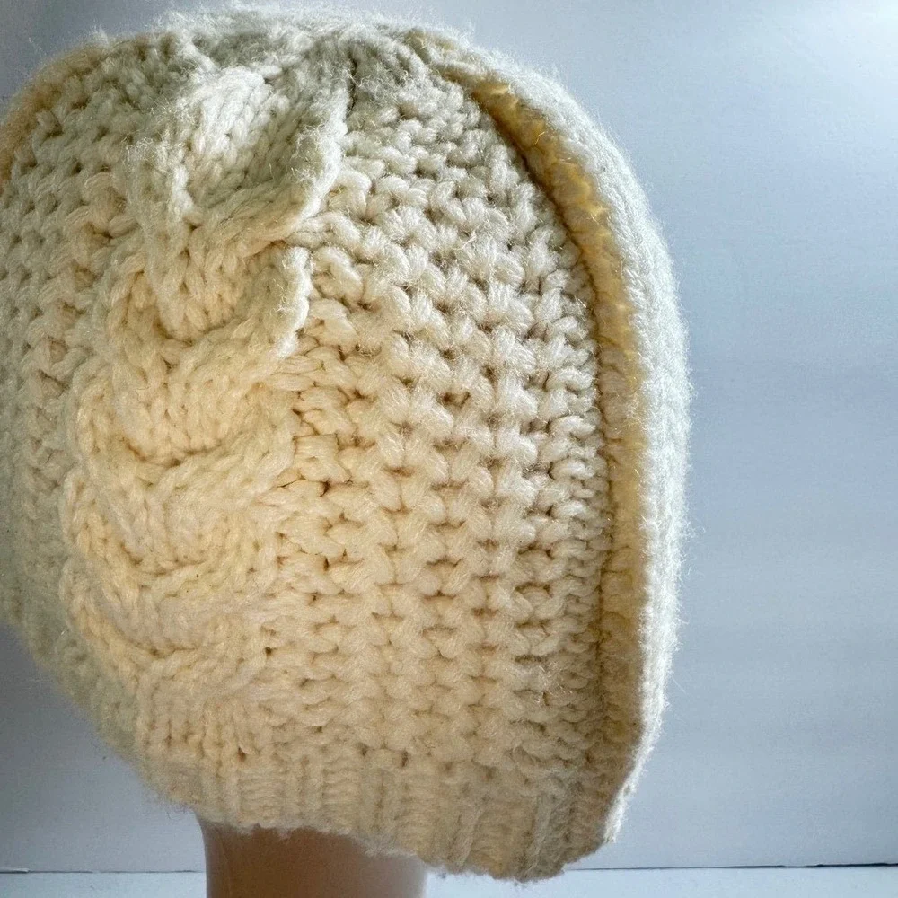 2013 Merona Cream Cable Knit Cloche cap Hat with a brim and button details Retro